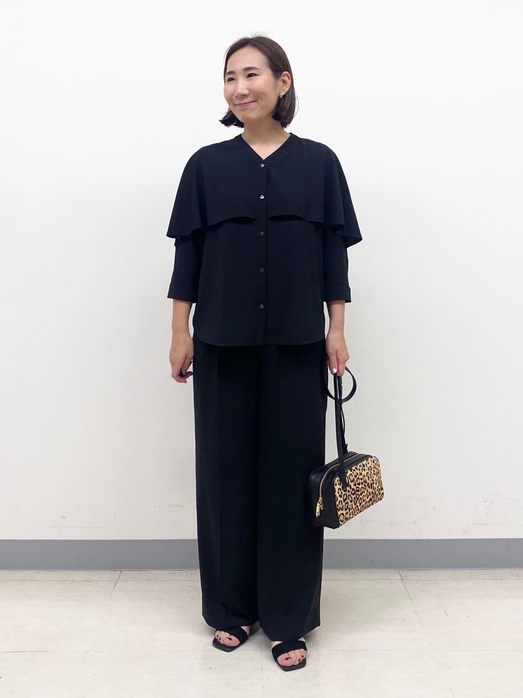 YUKARIさんの「INDIVI｜【羽織りとしても活躍！】ケープカラーブラウス」を使ったコーディネート