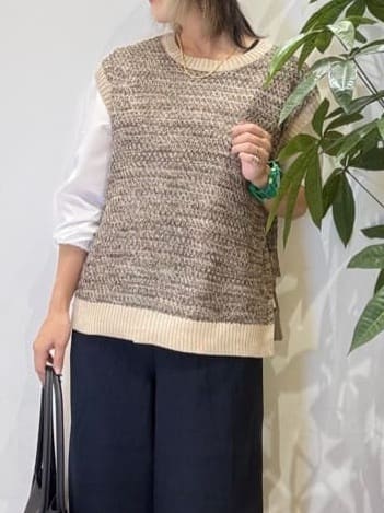 misakiさんの「SHOO･LA･RUE｜【2点セット/S-LL】着回しいろいろ 編み柄ベスト&times;ブラウス」を使ったコーディネート