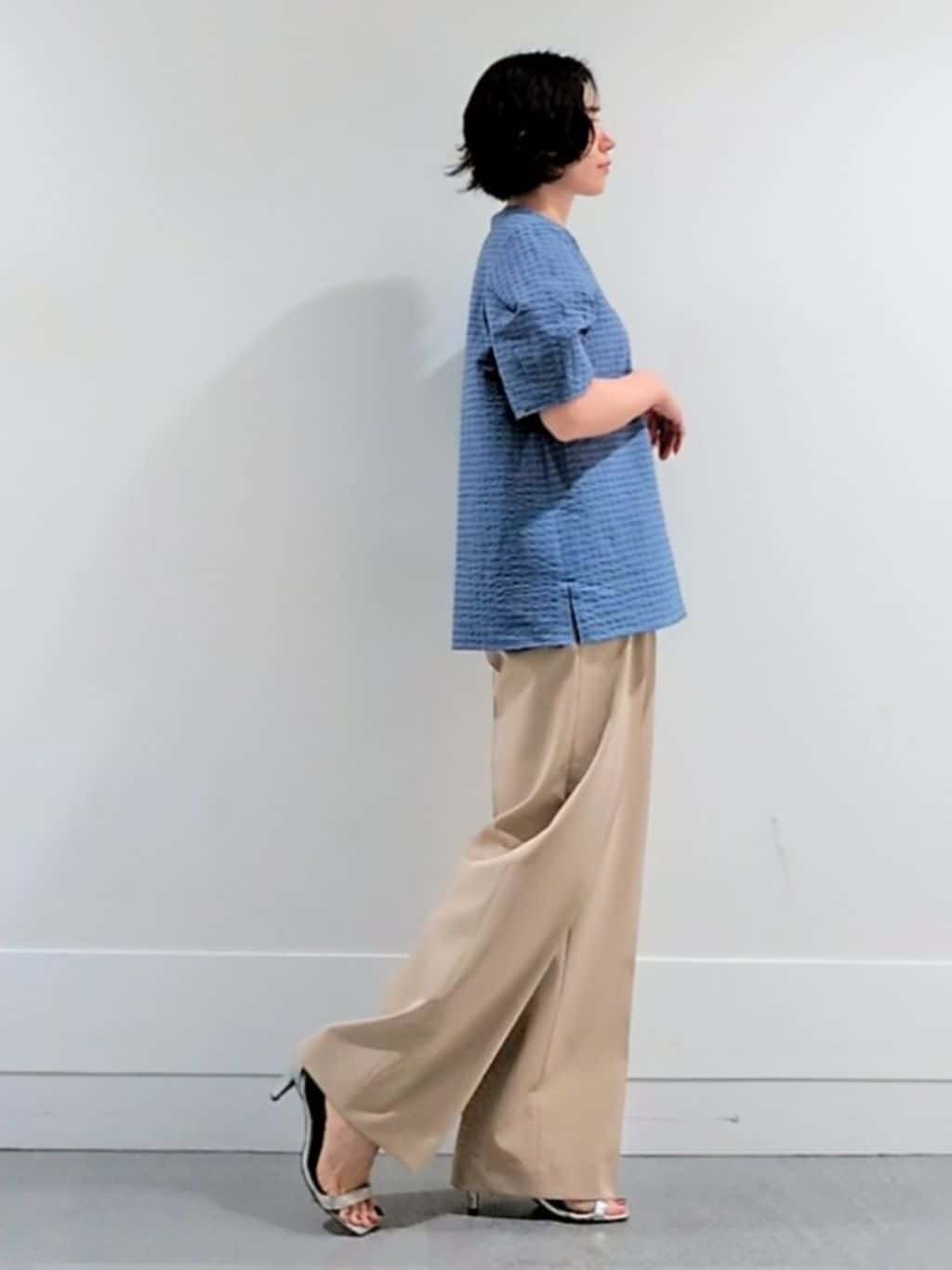 ミズタさんの「UNTITLED｜【吸水速乾/ストレッチ/Vネック】フォルムスリーブ ブラウス」を使ったコーディネート