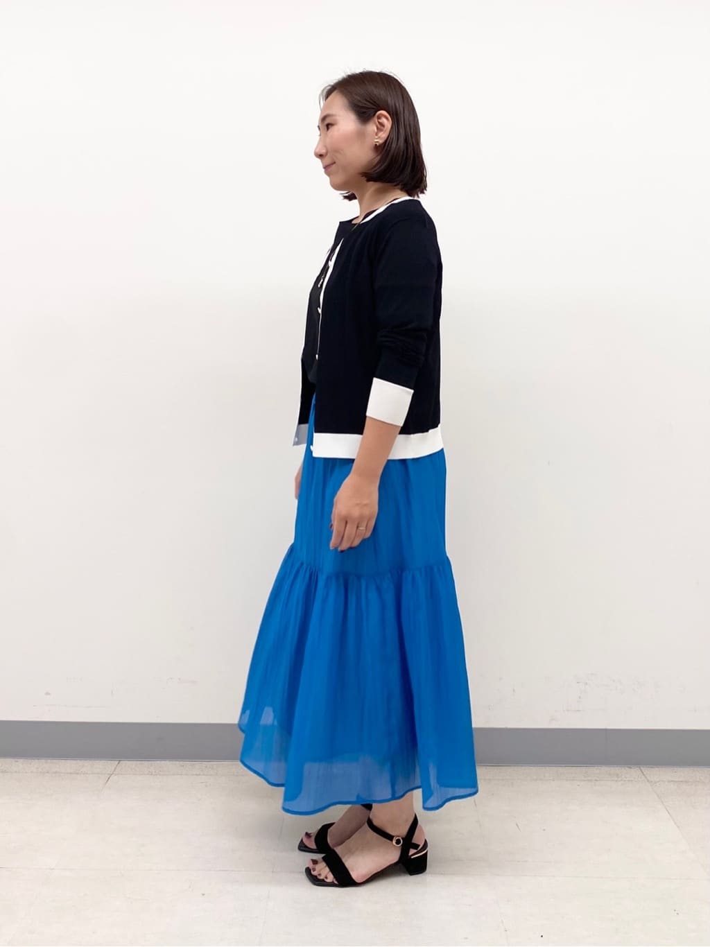 YUKARIさんの「INDIVI｜【通年活躍！／アンサンブル可能】クルーネックカーディガン」を使ったコーディネート