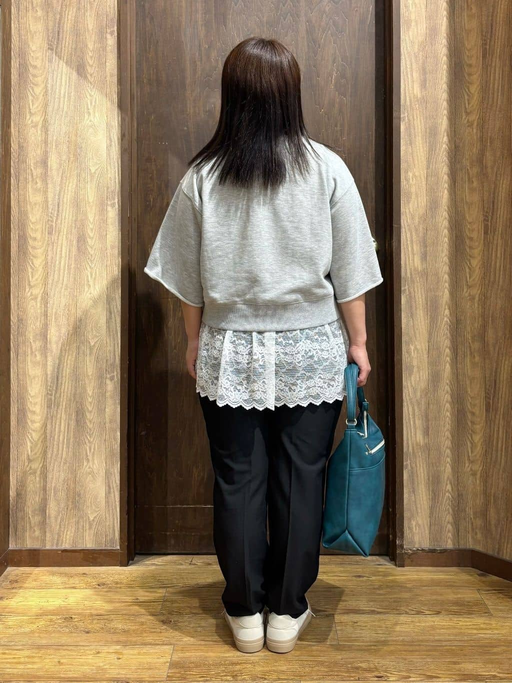 りょうこさんの「SHOO･LA･RUE｜【2点セット】ハーフスリーブミニ裏毛プルオーバー＆レースタンクトップセット」を使ったコーディネート