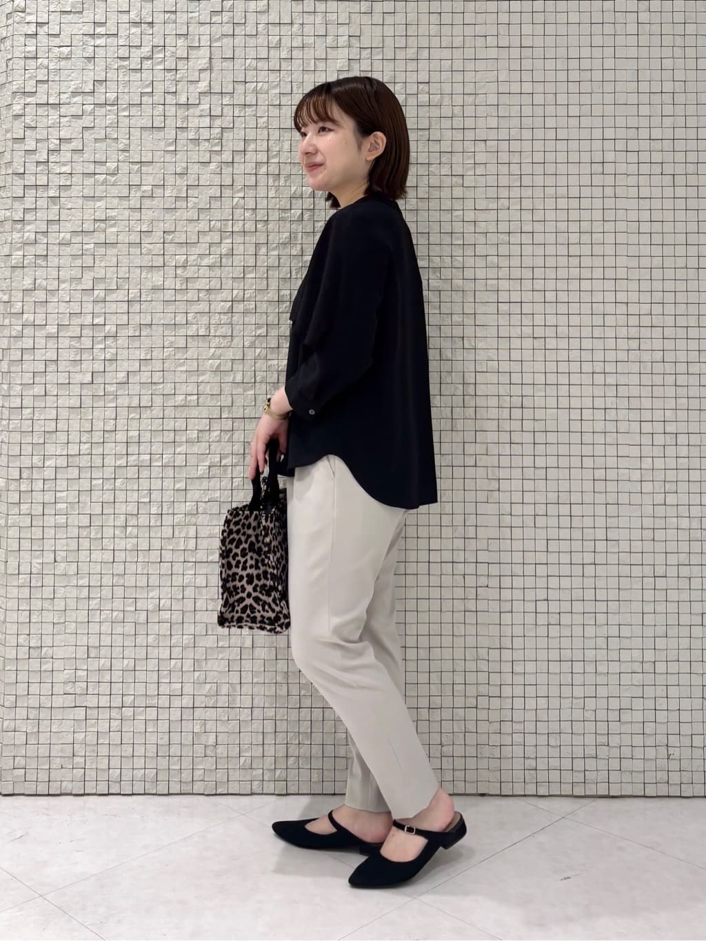 sakuさんの「INDIVI｜【羽織りとしても活躍！】ケープカラーブラウス」を使ったコーディネート