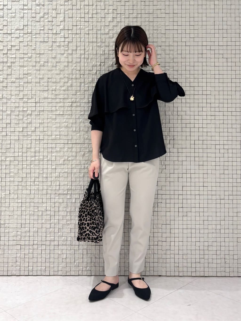 sakuさんの「INDIVI｜【羽織りとしても活躍！】ケープカラーブラウス」を使ったコーディネート