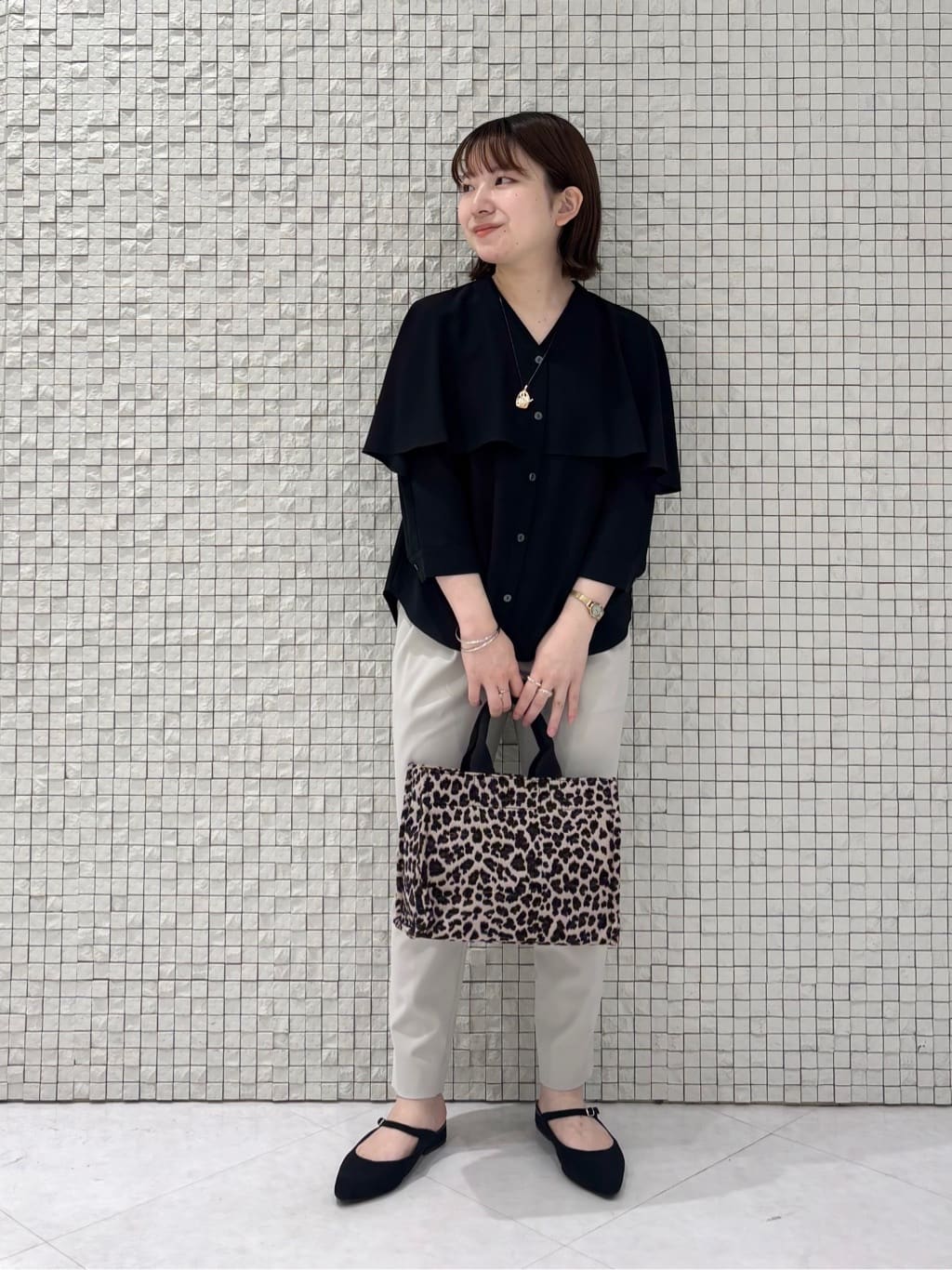 sakuさんの「INDIVI｜【羽織りとしても活躍！】ケープカラーブラウス」を使ったコーディネート