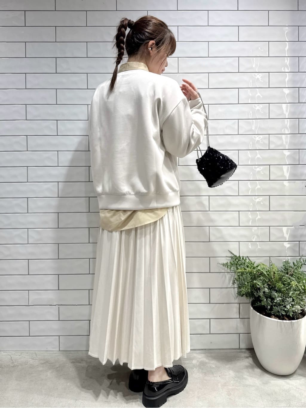  まるみさんの「OPAQUE.CLIP｜ポケット刺繍レギュラーカラーシャツ【洗濯機OK】」を使ったコーディネート
