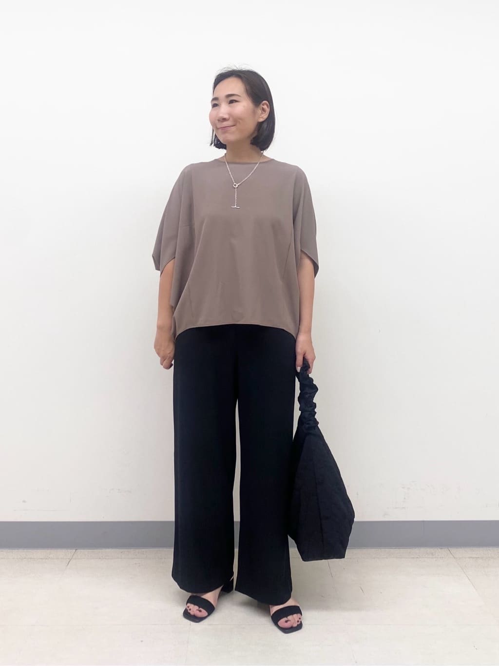 YUKARIさんの「INDIVI｜【体型カバー/SETUP可能】ジョーゼット　ドルマンブラウス」を使ったコーディネート