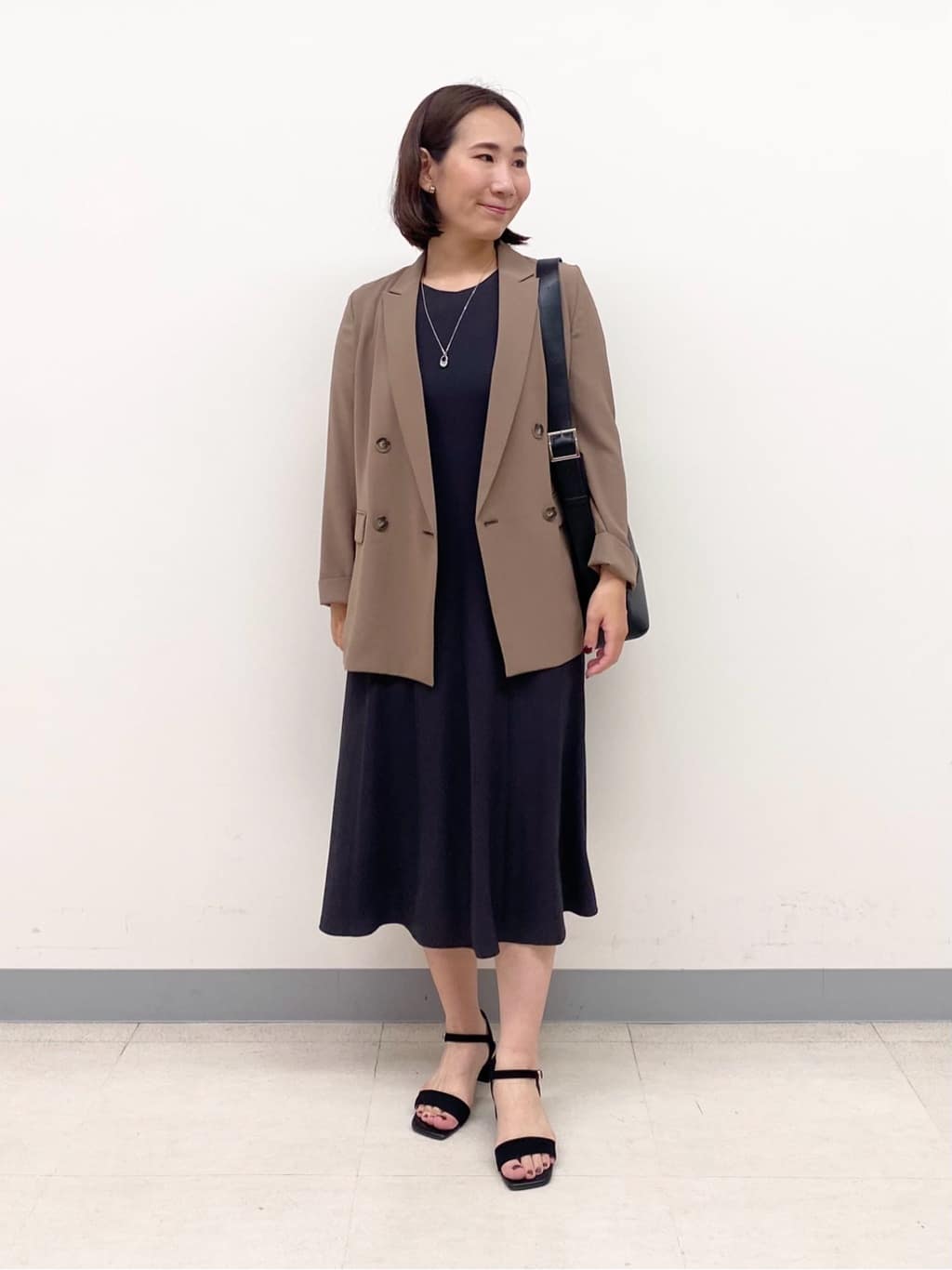 YUKARIさんの「INDIVI｜【通年活躍！／アンサンブル可能】クルーネックカーディガン」を使ったコーディネート