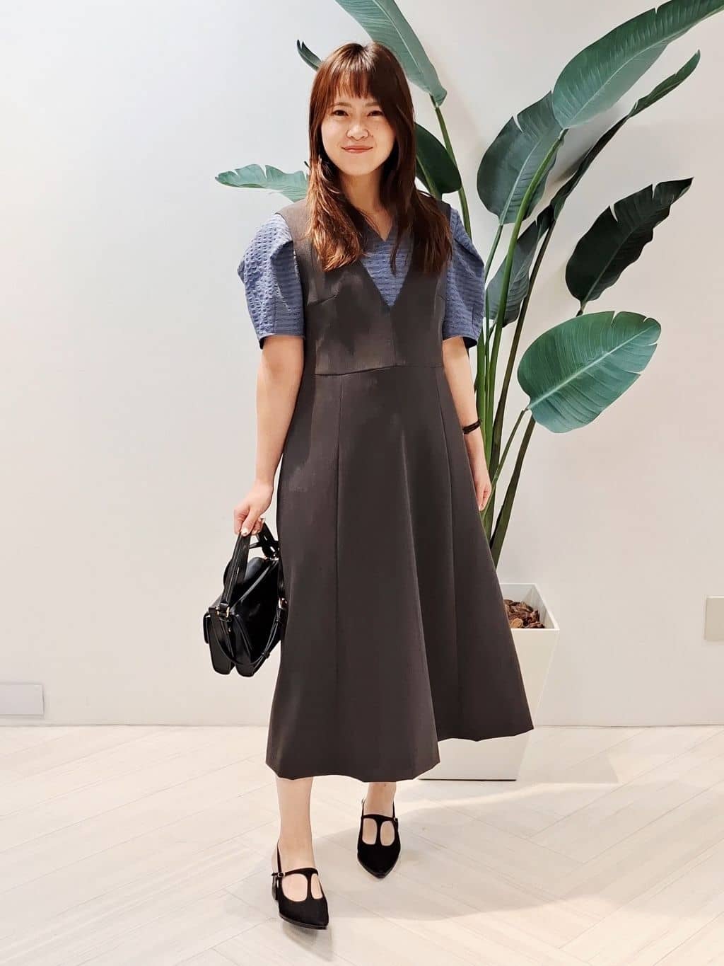 YuKaRiさんの「UNTITLED｜【吸水速乾/ストレッチ/Vネック】フォルムスリーブ ブラウス」を使ったコーディネート