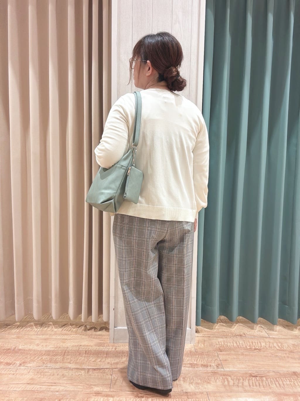 タガさんの「SHOO･LA･RUE｜【洗える/S-LL】上品なラメ使い クルーネック ニットカーディガン」を使ったコーディネート