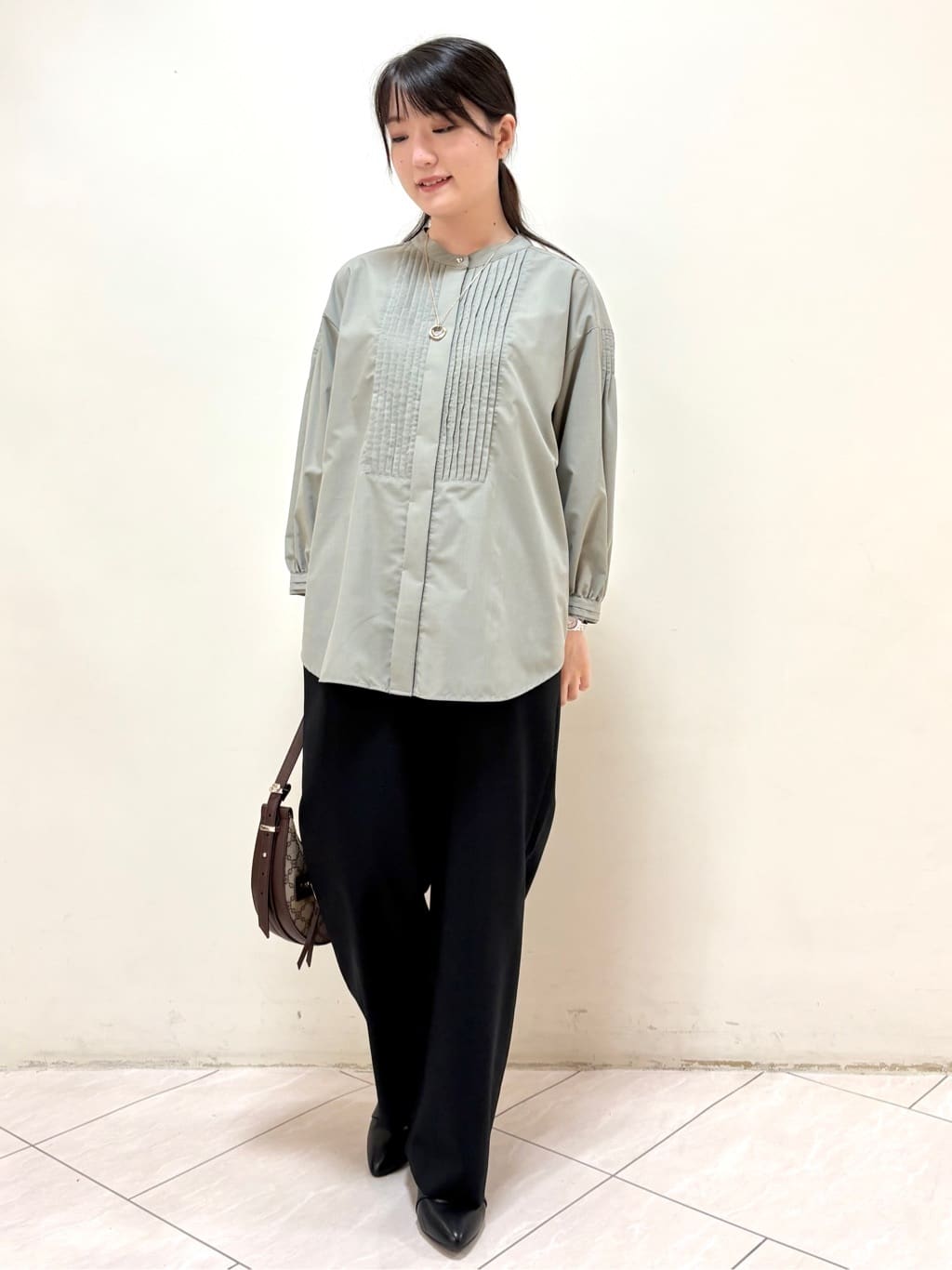 mikiさんの「Reflect｜【程よいゆとり感／体型カバー】ピンタックデザインシャンブレーブラウス」を使ったコーディネート