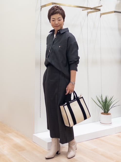 シュウコさんの「grove｜【カセット服/選べる着丈】洗濯機で洗えるオーバーシャツ」を使ったコーディネート