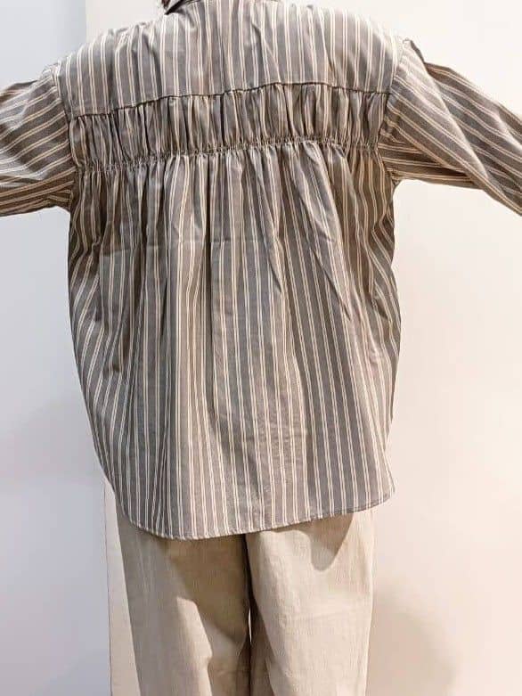 あんさんの「THE SHOP TK｜【後ろ姿もサマになる】ストライプ バックシャーリングシャツ/体型カバー/洗える」を使ったコーディネート