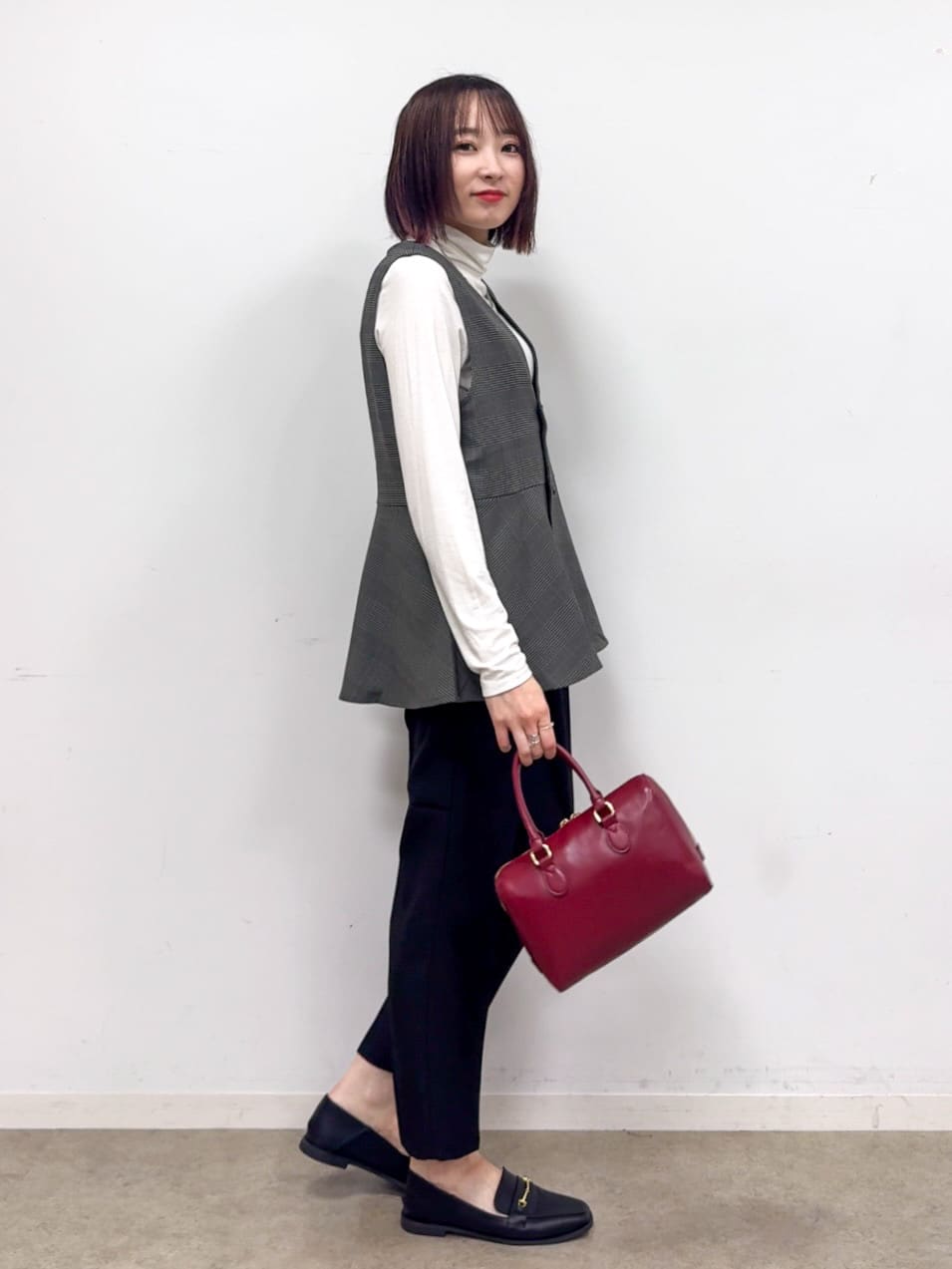 𝐜𝐡𝐢𝐤𝐚さんの「SHOO･LA･RUE｜【S-LL/セットアップ可/洗濯後しわになりにくい】ペプラムジレ」を使ったコーディネート