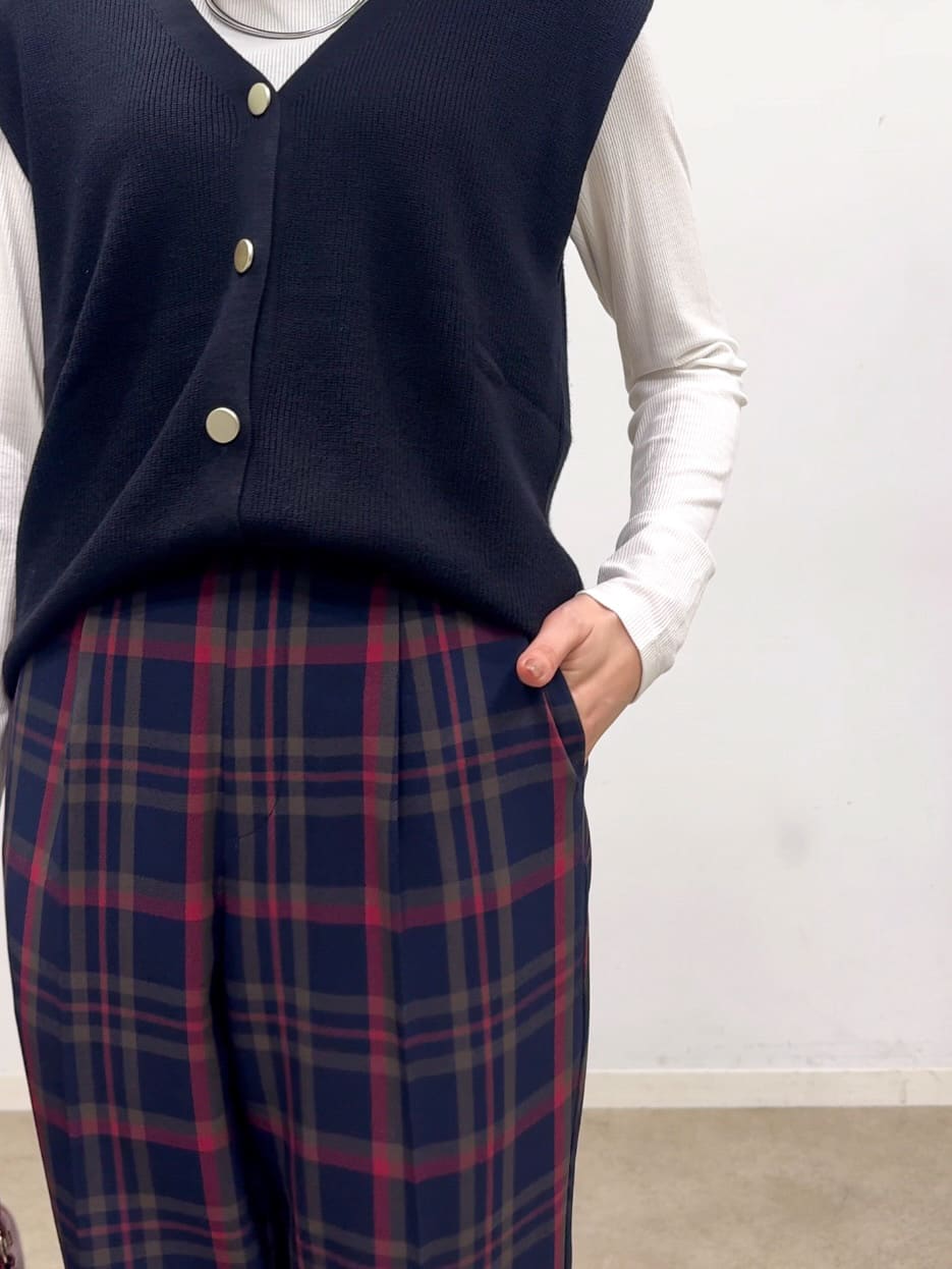𝐜𝐡𝐢𝐤𝐚さんの「SHOO･LA･RUE｜【S-LL】ゴールドボタンが上品 大人のニットベスト」を使ったコーディネート