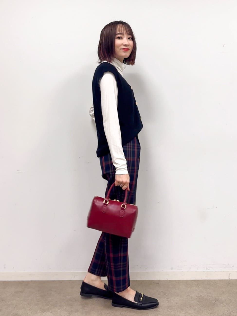 𝐜𝐡𝐢𝐤𝐚さんの「SHOO･LA･RUE｜【S-LL】ゴールドボタンが上品 大人のニットベスト」を使ったコーディネート