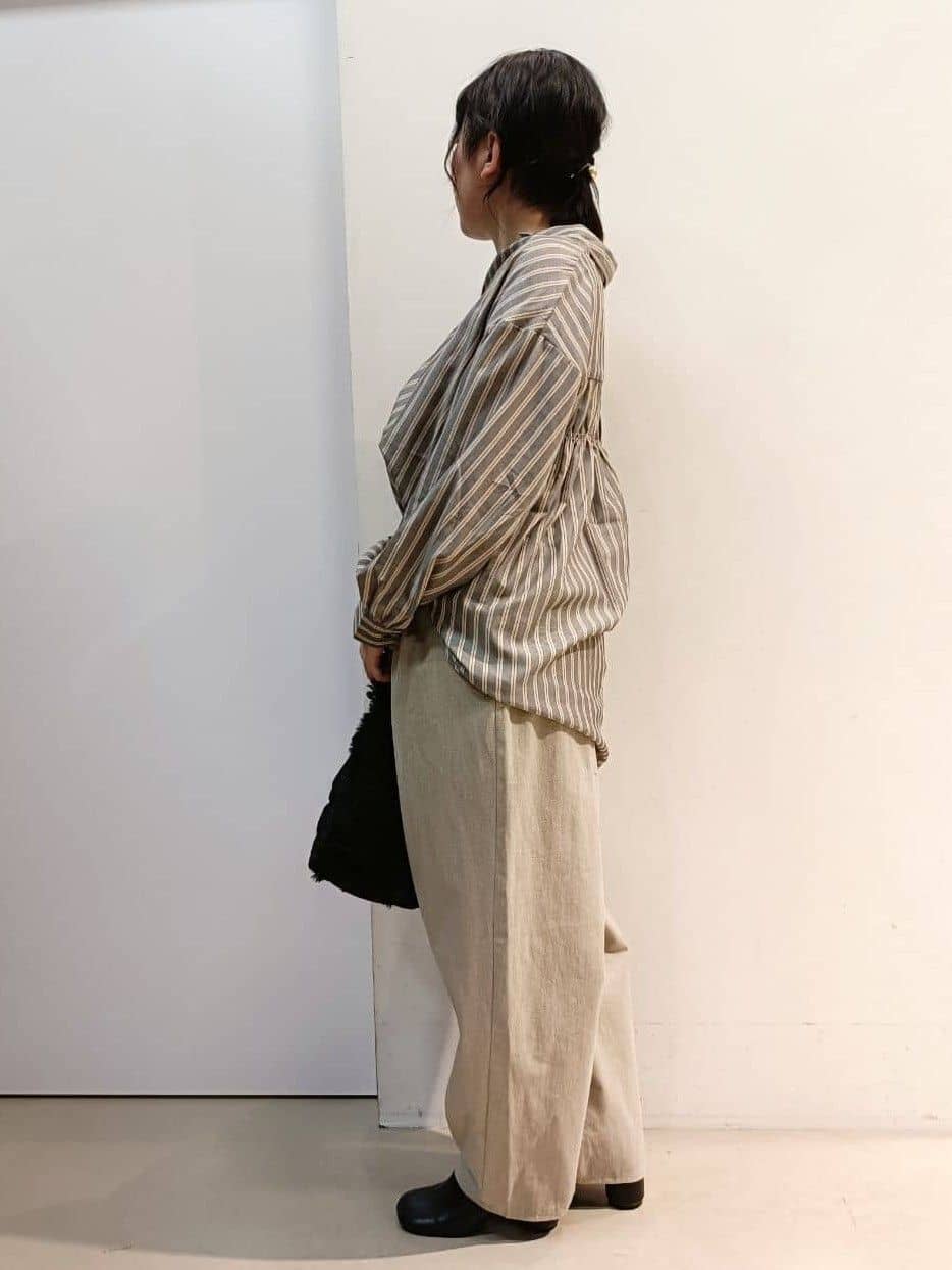 あんさんの「THE SHOP TK｜【後ろ姿もサマになる】ストライプ バックシャーリングシャツ/体型カバー/洗える」を使ったコーディネート
