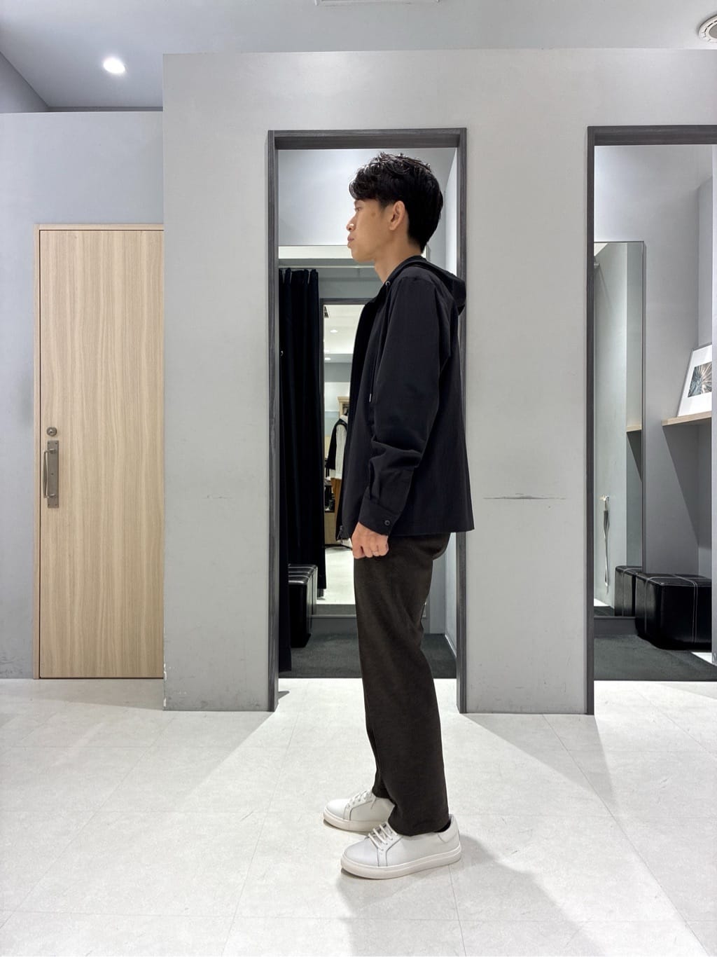 わいずみさんの「TAKEO KIKUCHI｜【3D ナイロン ストレッチ】ジップアップ フードブルゾン」を使ったコーディネート