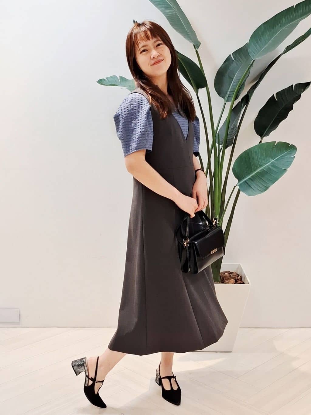 YuKaRiさんの「UNTITLED｜【吸水速乾/ストレッチ/Vネック】フォルムスリーブ ブラウス」を使ったコーディネート
