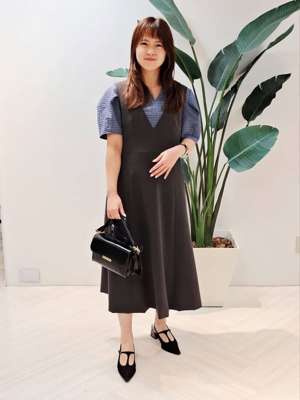 YuKaRiさんの「UNTITLED｜【吸水速乾/ストレッチ/Vネック】フォルムスリーブ ブラウス」を使ったコーディネート