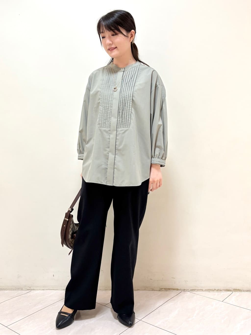 mikiさんの「Reflect｜【程よいゆとり感／体型カバー】ピンタックデザインシャンブレーブラウス」を使ったコーディネート