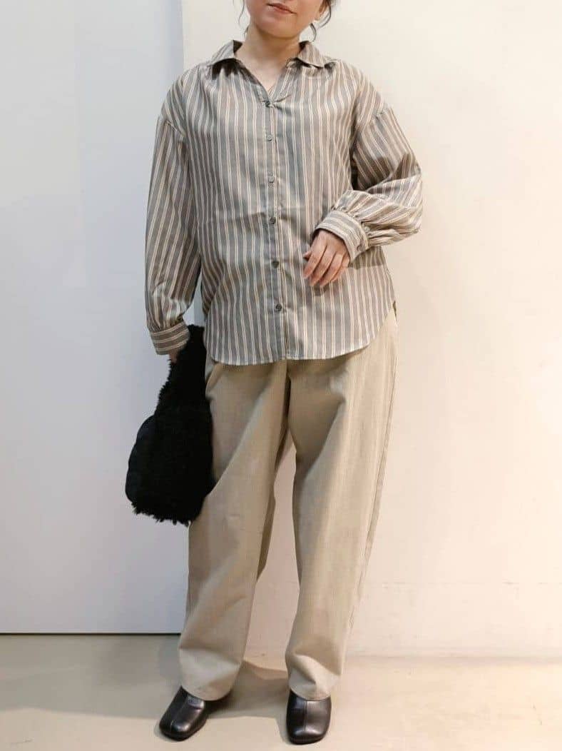 あんさんの「THE SHOP TK｜【後ろ姿もサマになる】ストライプ バックシャーリングシャツ/体型カバー/洗える」を使ったコーディネート