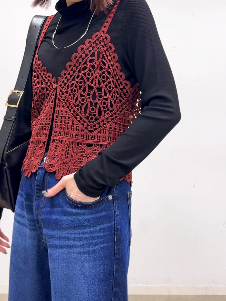 𝐜𝐡𝐢𝐤𝐚さんの「SHOO･LA･RUE｜【2点セット/ひんやり】レースビスチェ＋Tシャツ」を使ったコーディネート