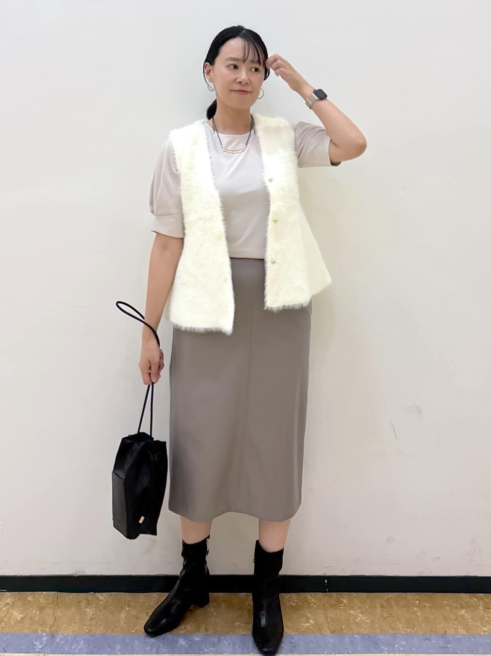 akariさんの「index｜《andGIRL掲載》フェザーペプラムジレ【洗濯機OK／抗ピル】」を使ったコーディネート