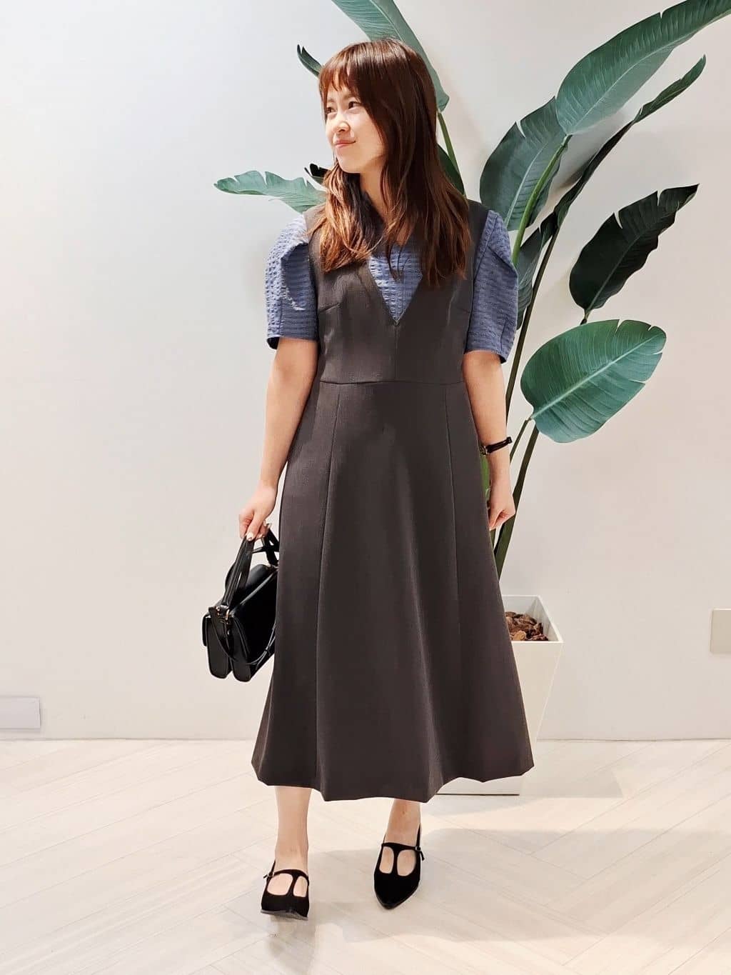 YuKaRiさんの「UNTITLED｜【吸水速乾/ストレッチ/Vネック】フォルムスリーブ ブラウス」を使ったコーディネート