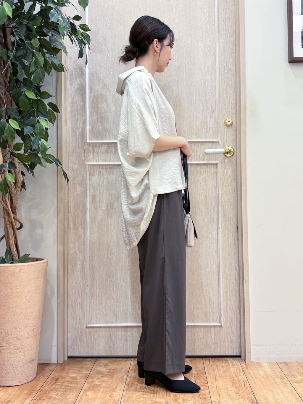 なみさんの「SHOO･LA･RUE｜【S-LL/汗ジミ軽減/ひんやり/UV】体型カバーに タック入りドルマントップス」を使ったコーディネート