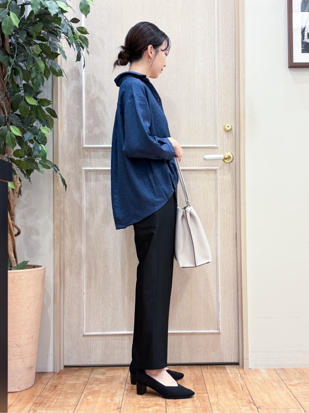 なみさんの「SHOO･LA･RUE｜【S-LL】インせず着られる デニムライク前開きブラウス」を使ったコーディネート