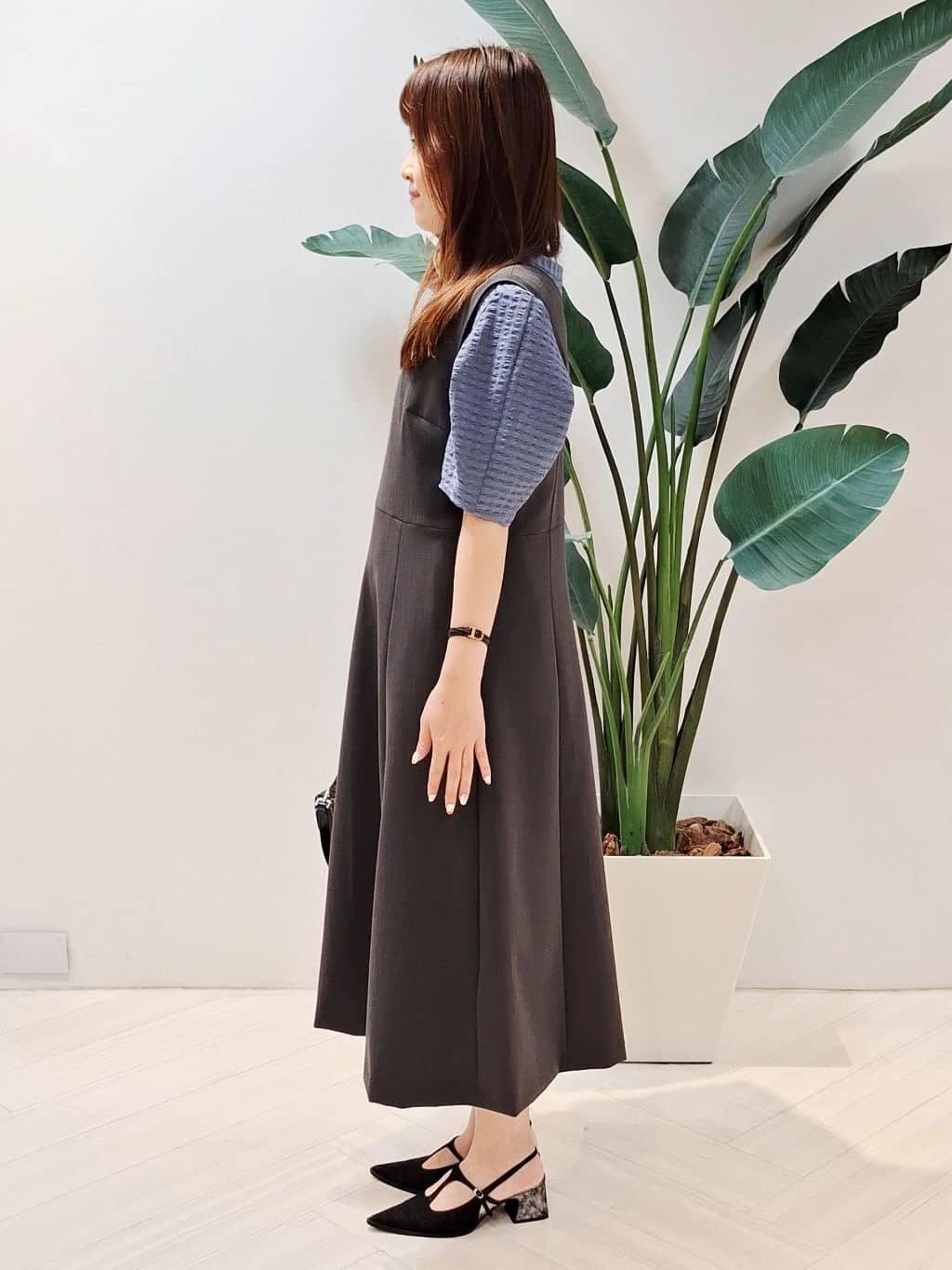 YuKaRiさんの「UNTITLED｜【吸水速乾/ストレッチ/Vネック】フォルムスリーブ ブラウス」を使ったコーディネート