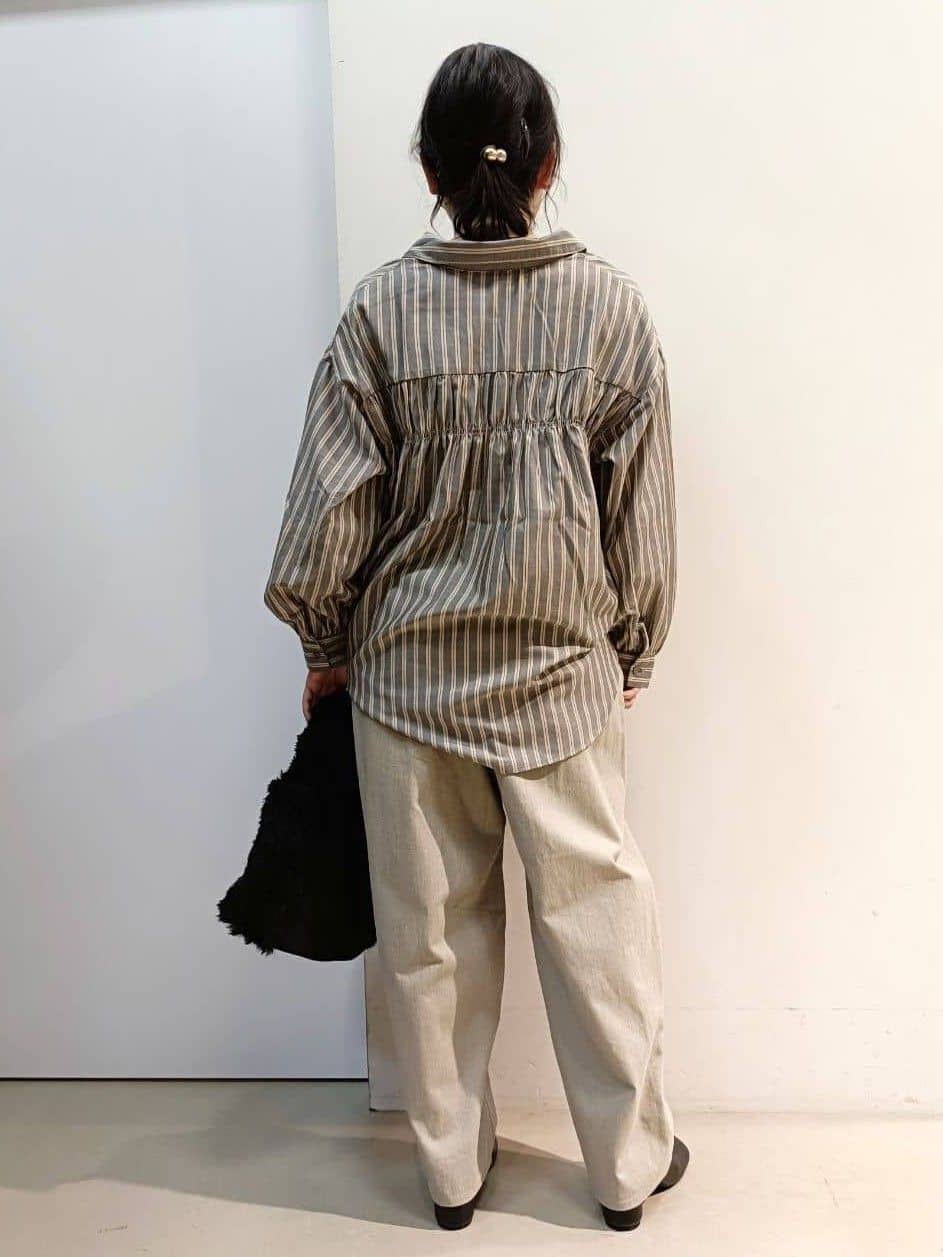 あんさんの「THE SHOP TK｜【後ろ姿もサマになる】ストライプ バックシャーリングシャツ/体型カバー/洗える」を使ったコーディネート