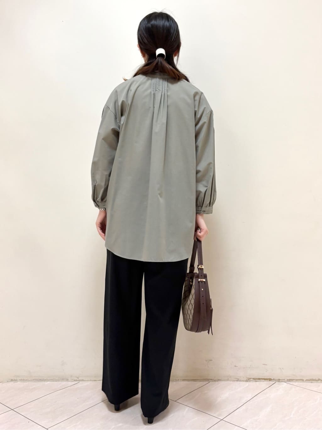 mikiさんの「Reflect｜【程よいゆとり感／体型カバー】ピンタックデザインシャンブレーブラウス」を使ったコーディネート