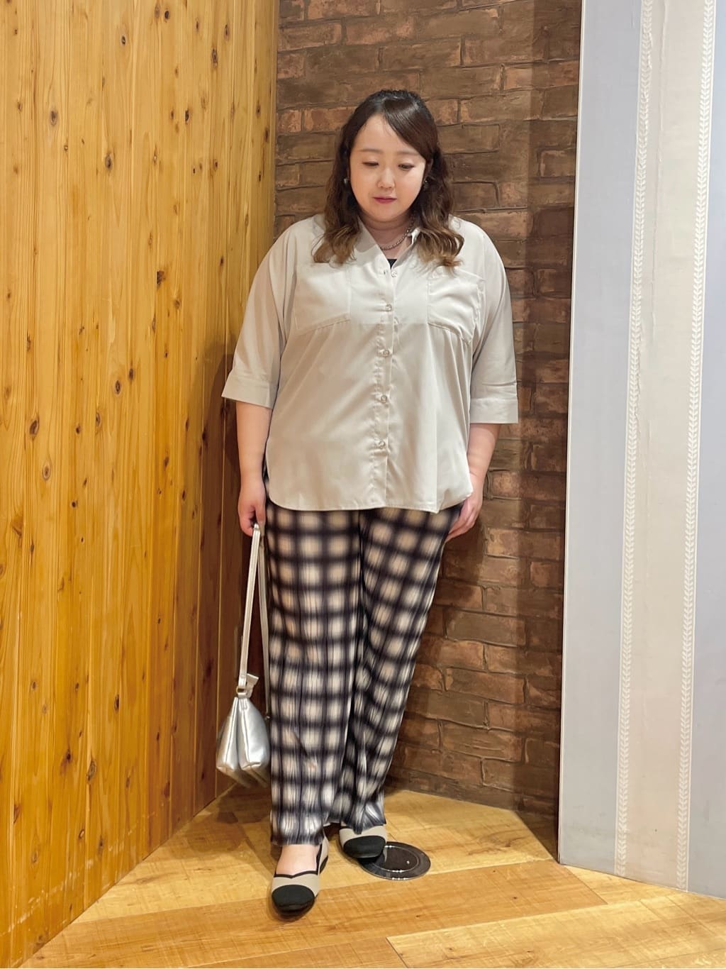 Risaさんの「SHOO･LA･RUE｜【S-LL/洗濯後しわになりにくい】コットン風 前あきドルマンブラウス」を使ったコーディネート