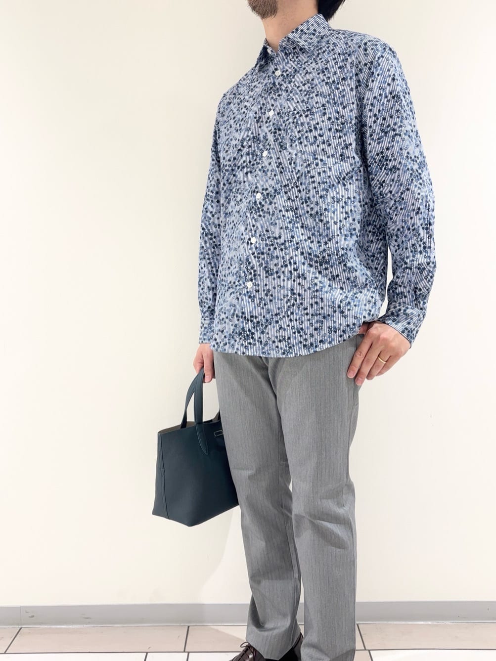 及川さんの「TAKEO KIKUCHI｜ストライプ小花 長袖シャツ」を使ったコーディネート