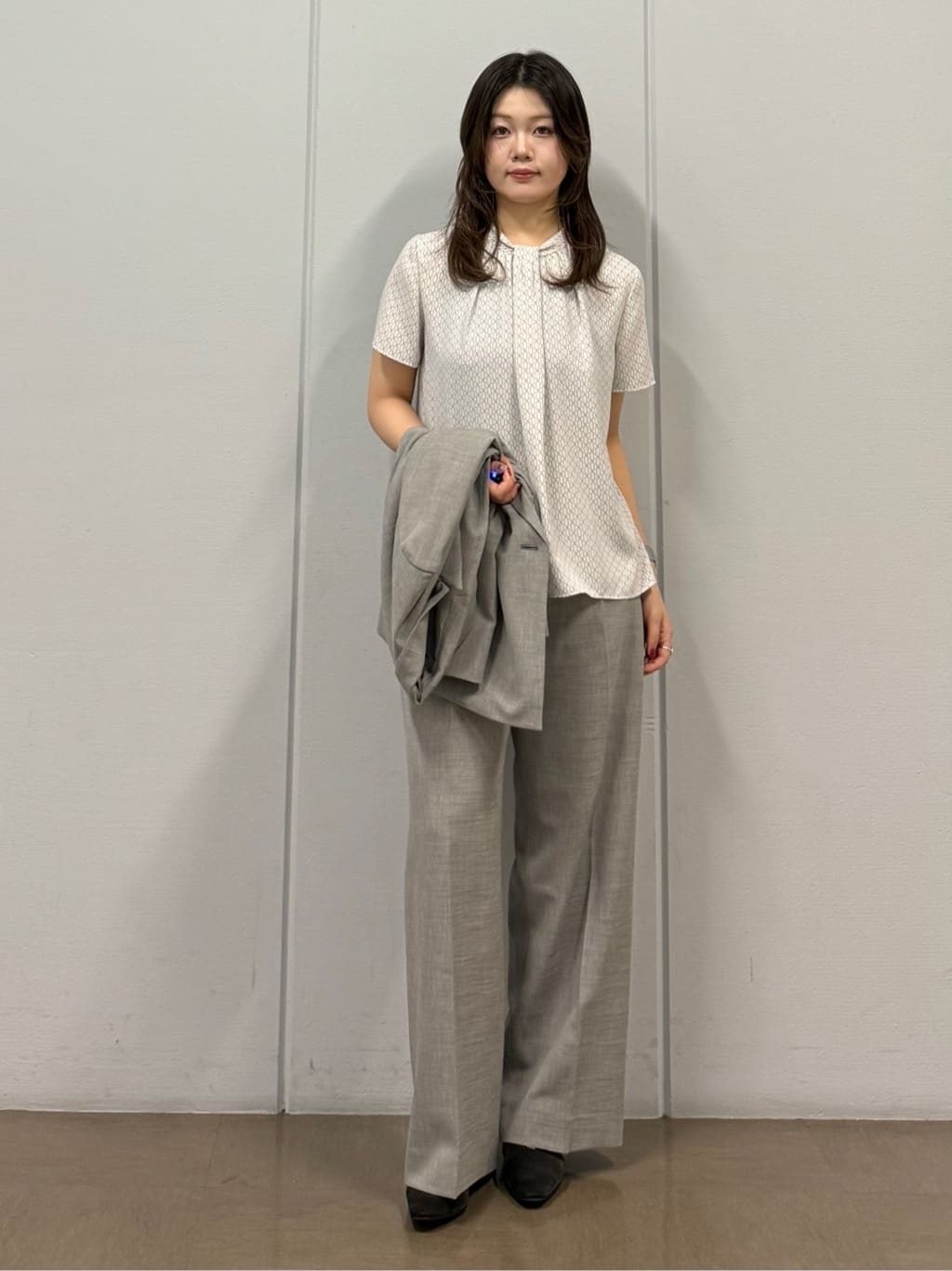 mizukiさんの「INDIVI｜【UVケア】モノグラム ボウタイデザインブラウス」を使ったコーディネート
