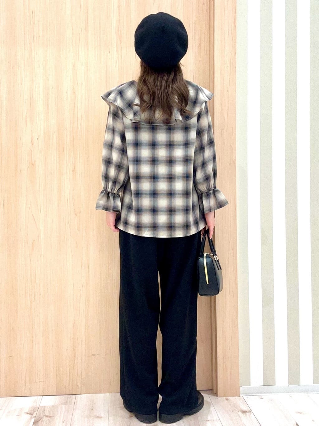 ririさんの「SHOO･LA･RUE｜【S-LL】1枚で華やか チェック柄フリルブラウス」を使ったコーディネート