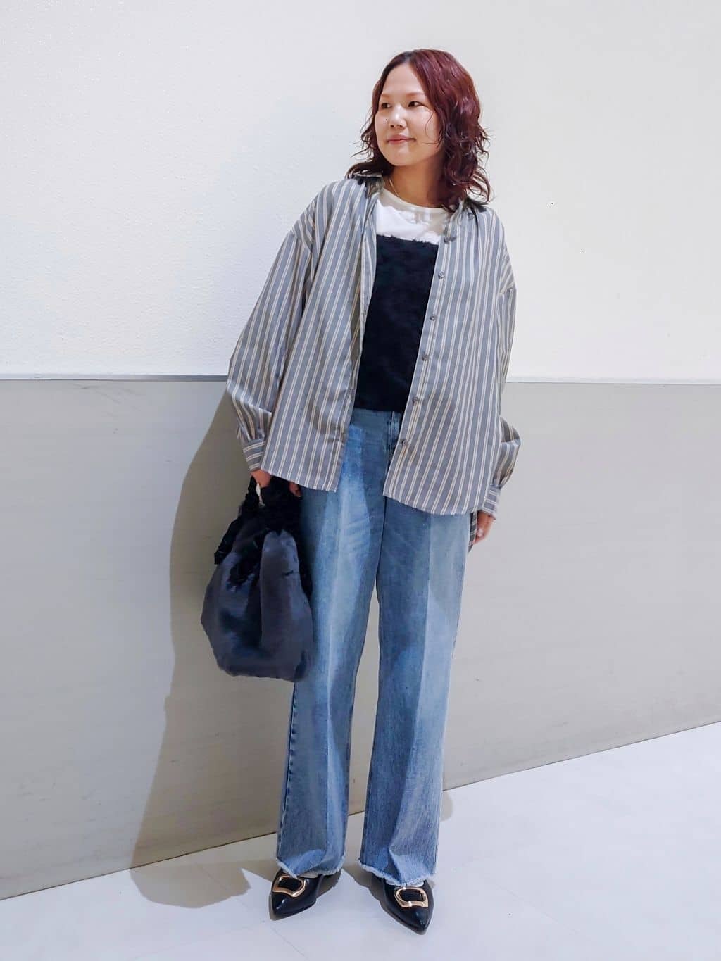 maruさんの「THE SHOP TK｜【後ろ姿もサマになる】ストライプ バックシャーリングシャツ/体型カバー/洗える」を使ったコーディネート