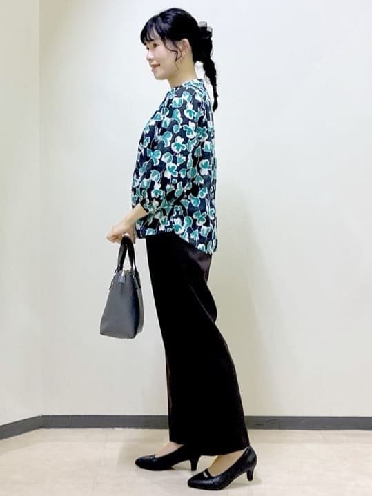  beni_gingerさんの「Reflect｜【ジャケットのインナーにおすすめ◎】花柄タックデザインブブラウス」を使ったコーディネート