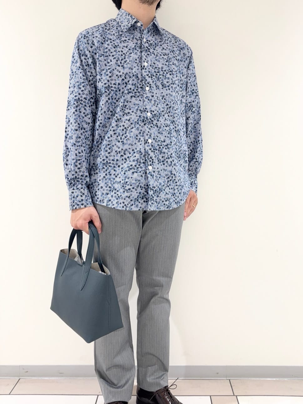 及川さんの「TAKEO KIKUCHI｜ストライプ小花 長袖シャツ」を使ったコーディネート