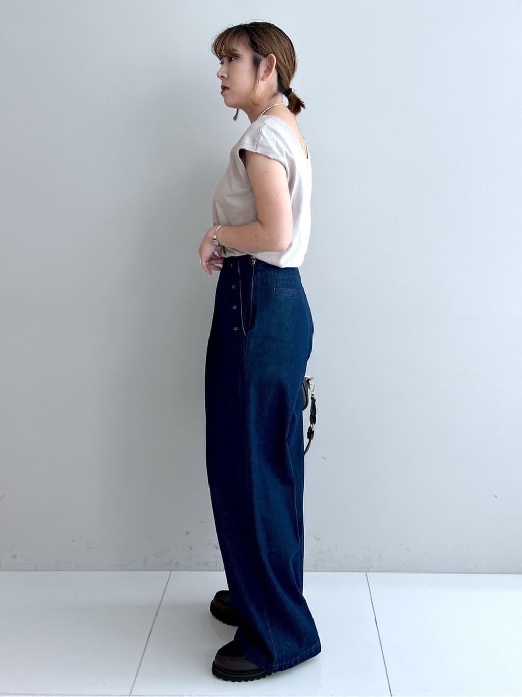 Hirokaさんの「Dessin｜【2点セット/3WAY/洗える】ノースリーブインナー付きVネックショート丈ニット」を使ったコーディネート