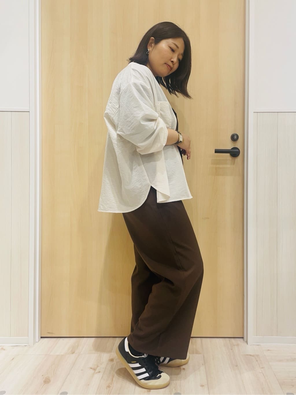 すーさんの「SHOO･LA･RUE｜【洗濯機可】羽織りにもなる ビックポケットVネックシャツ」を使ったコーディネート