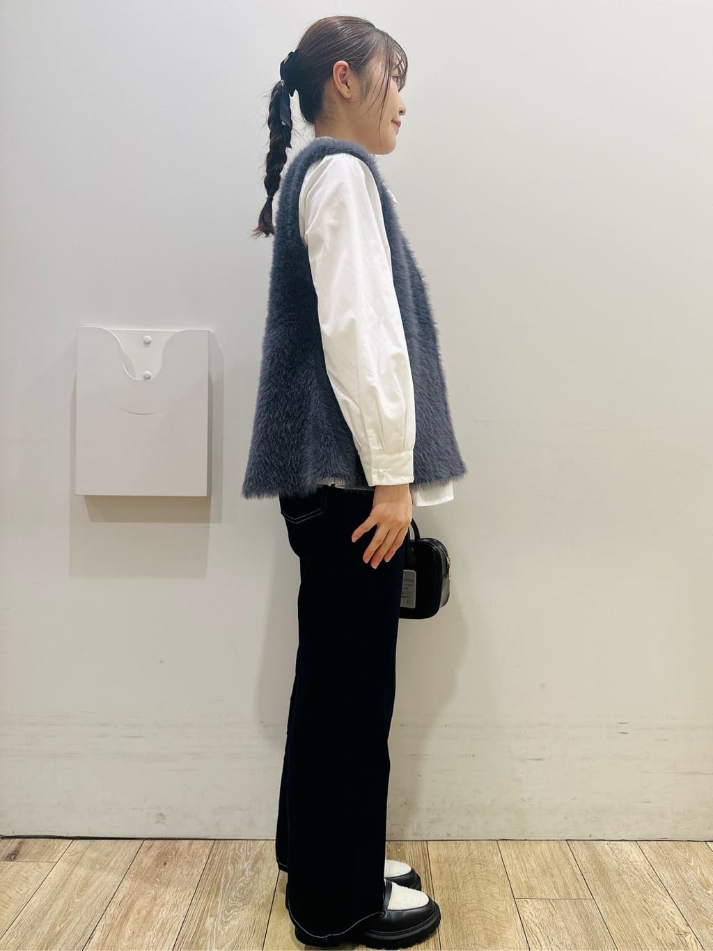 MOMOさんの「index｜《andGIRL掲載》フェザーペプラムジレ【洗濯機OK／抗ピル】」を使ったコーディネート