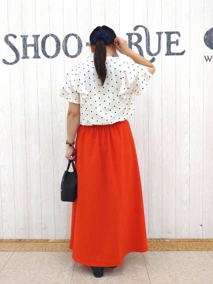 とろろさんの「SHOO･LA･RUE｜【無地/ドット柄】お袖フリルが華やぐ きれいめブラウス」を使ったコーディネート
