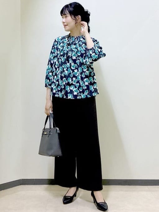  beni_gingerさんの「Reflect｜【ジャケットのインナーにおすすめ◎】花柄タックデザインブブラウス」を使ったコーディネート