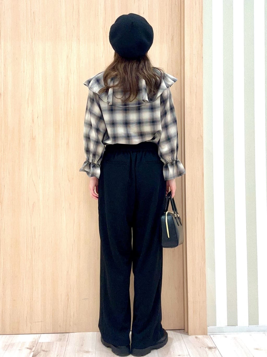 ririさんの「SHOO･LA･RUE｜【S-LL】1枚で華やか チェック柄フリルブラウス」を使ったコーディネート