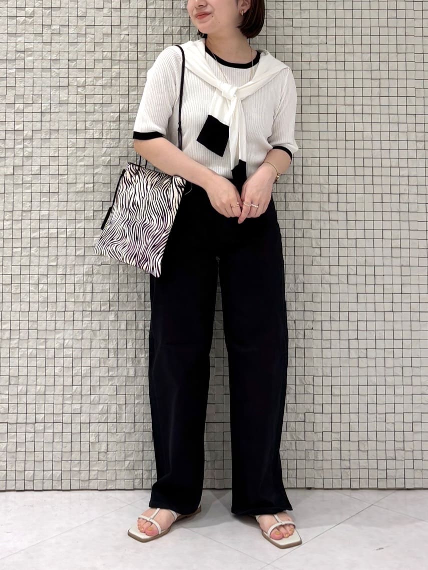 sakuさんの「INDIVI｜【褒められデニム】ワイドストレート デニムパンツ」を使ったコーディネート