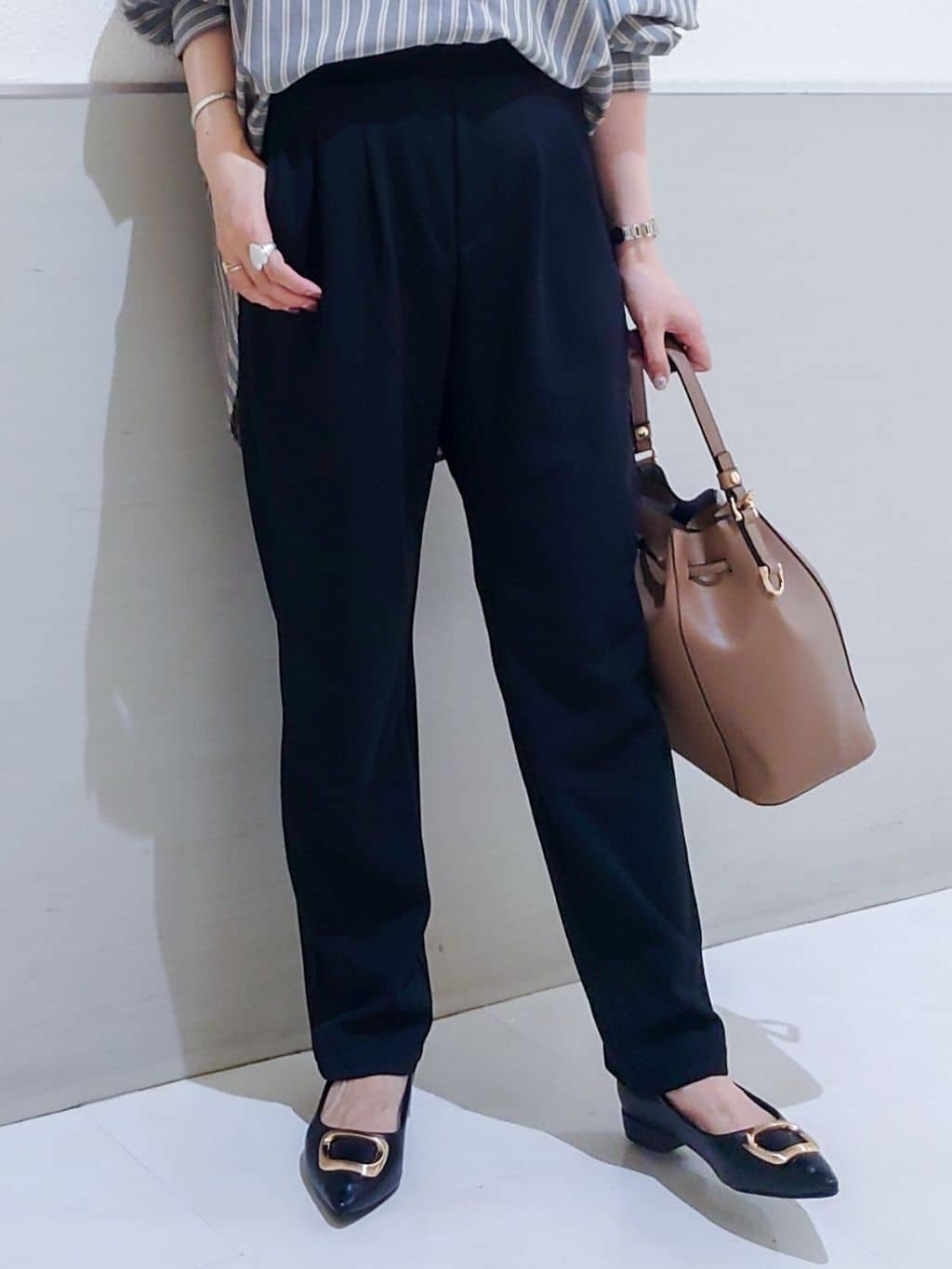maruさんの「THE SHOP TK｜【後ろ姿もサマになる】ストライプ バックシャーリングシャツ/体型カバー/洗える」を使ったコーディネート