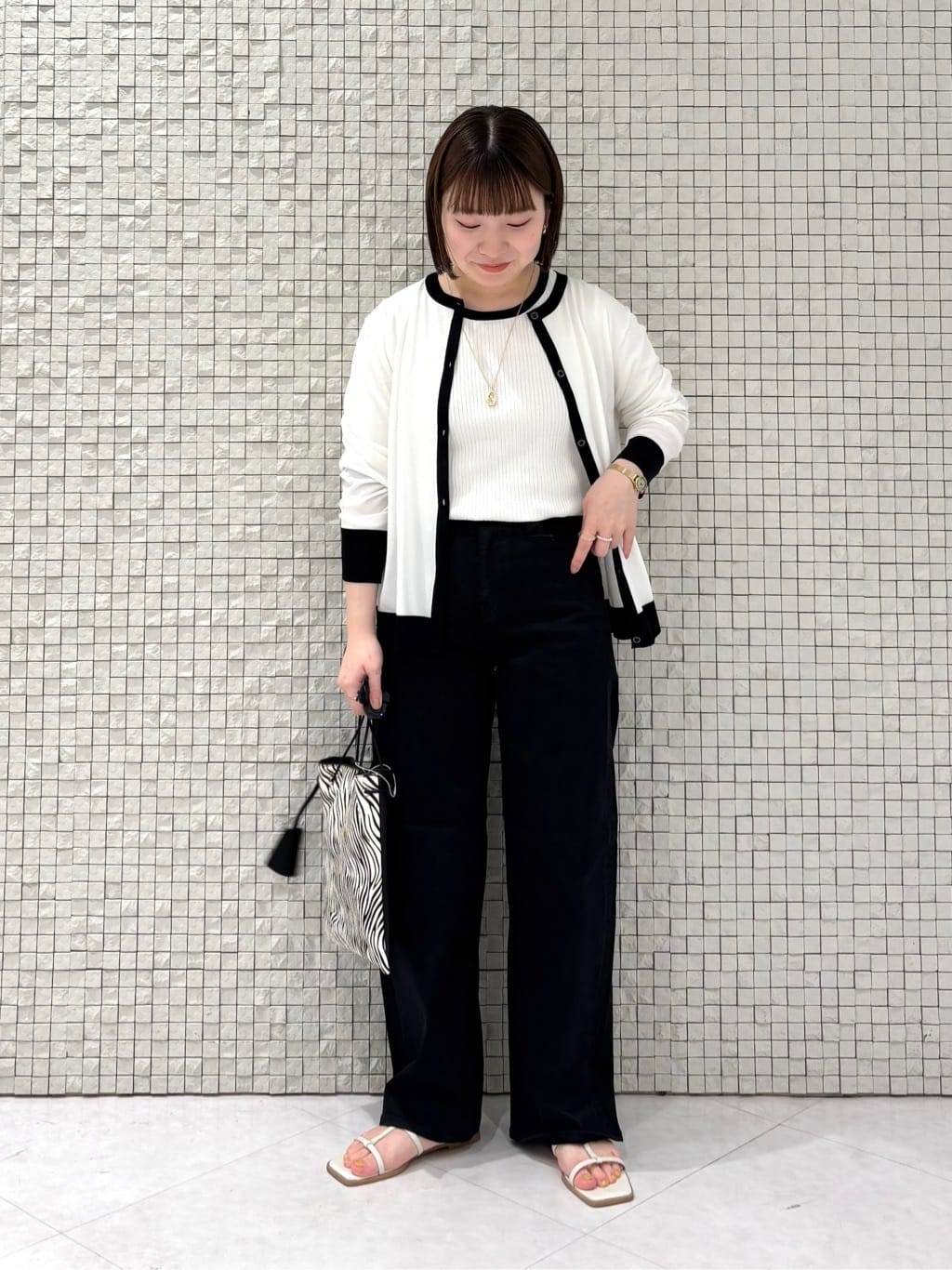 sakuさんの「INDIVI｜【褒められデニム】ワイドストレート デニムパンツ」を使ったコーディネート