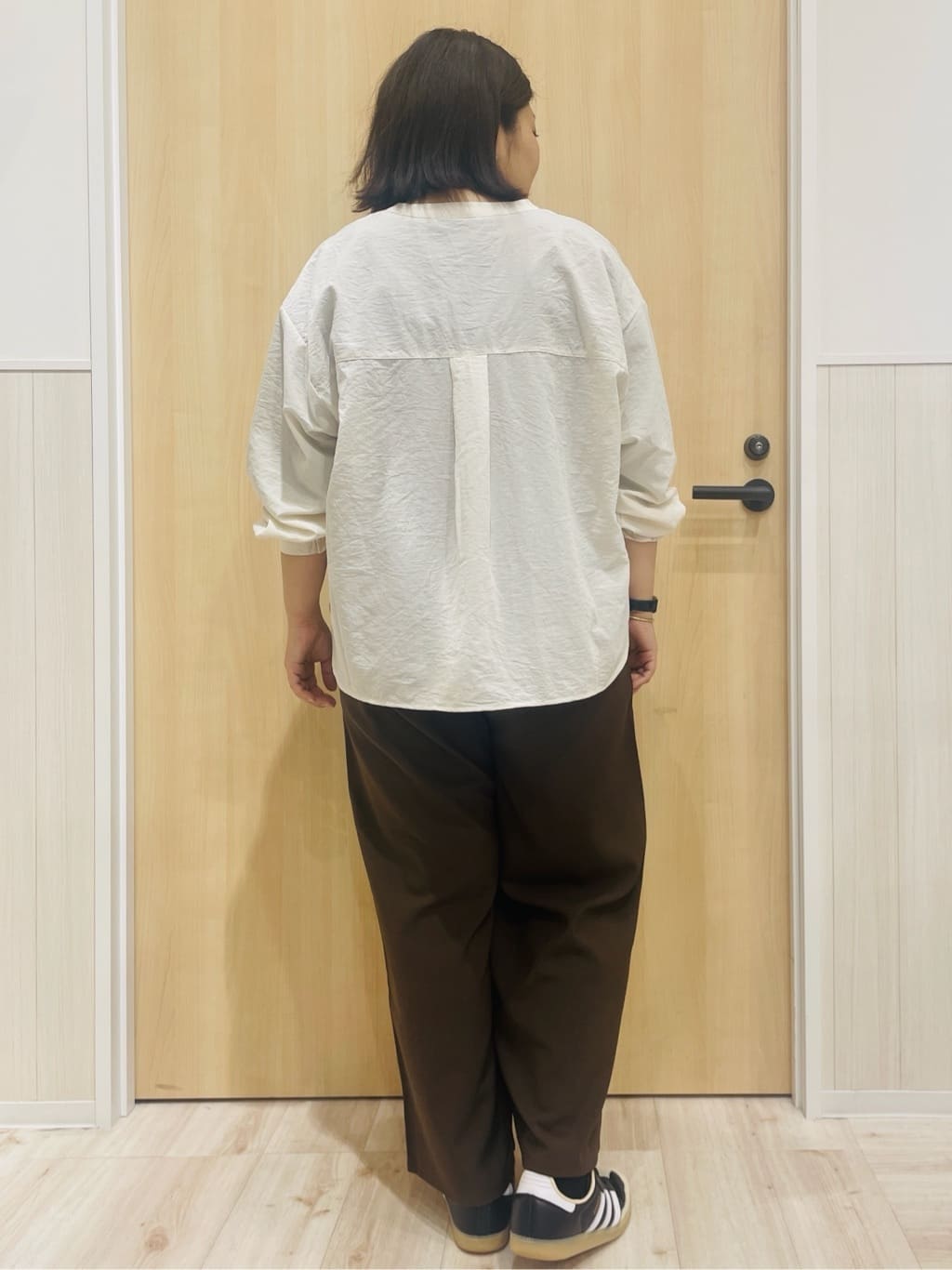 すーさんの「SHOO･LA･RUE｜【洗濯機可】羽織りにもなる ビックポケットVネックシャツ」を使ったコーディネート